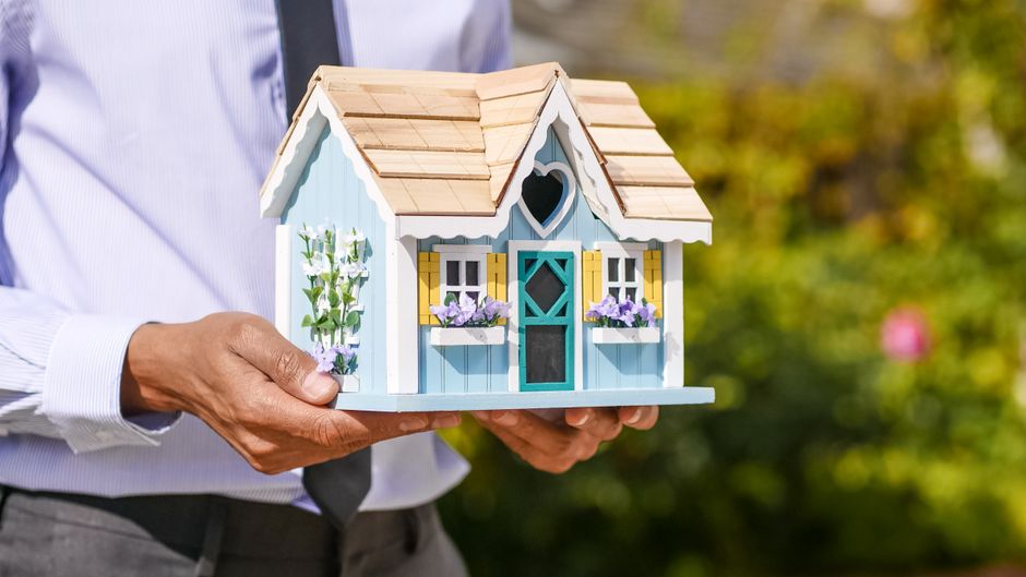 A homeowner reviewing mortgage lender options for a New York home purchase