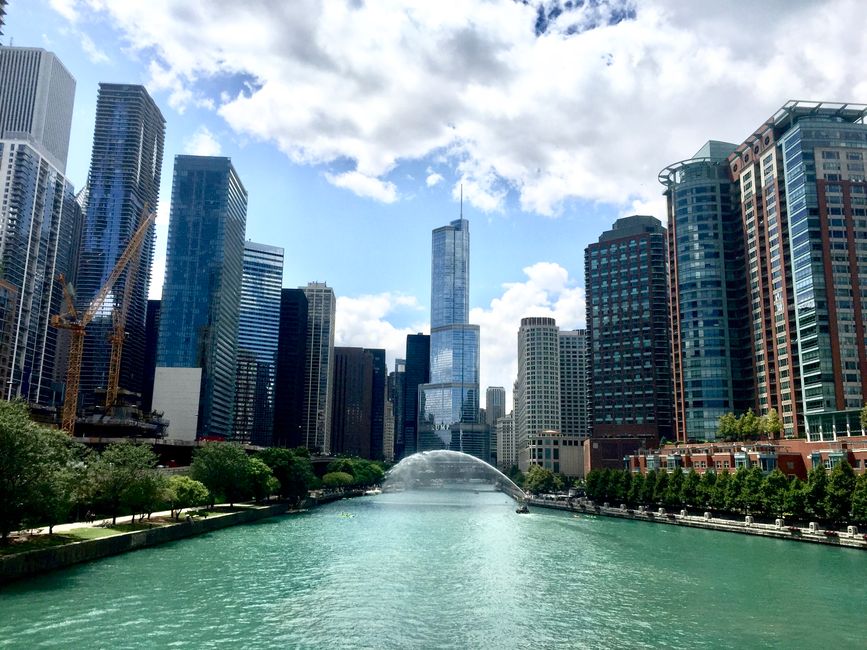 Affordable budget hotel building in downtown Chicago with city skyline in the background