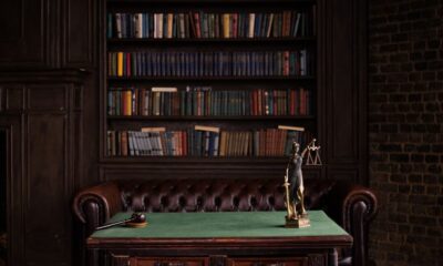 Bankruptcy attorney consulting with a client in an Illinois law office