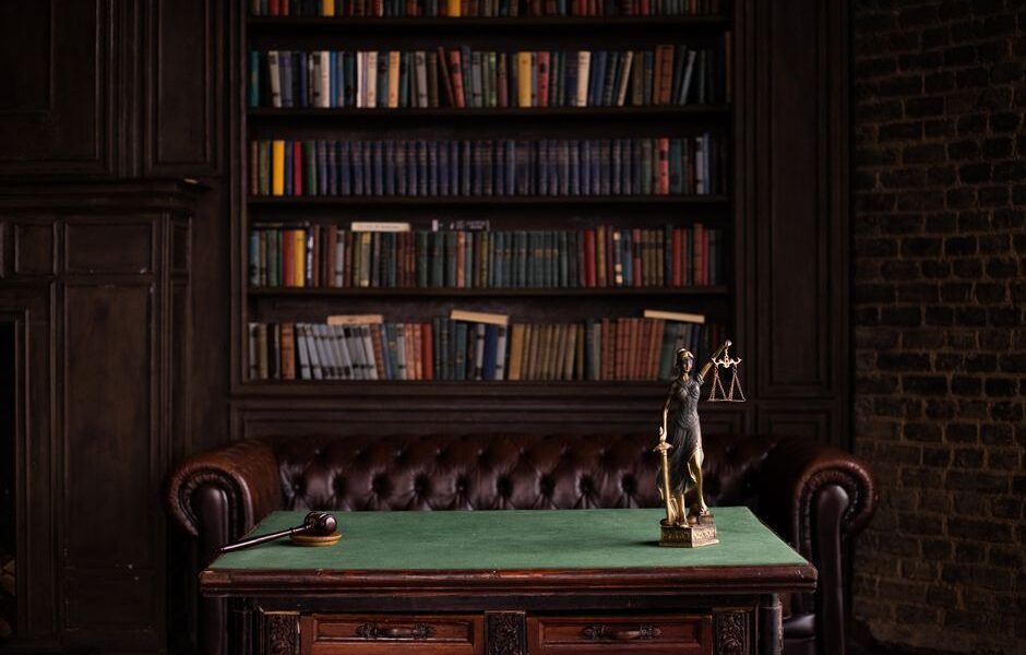 Bankruptcy attorney consulting with a client in an Illinois law office
