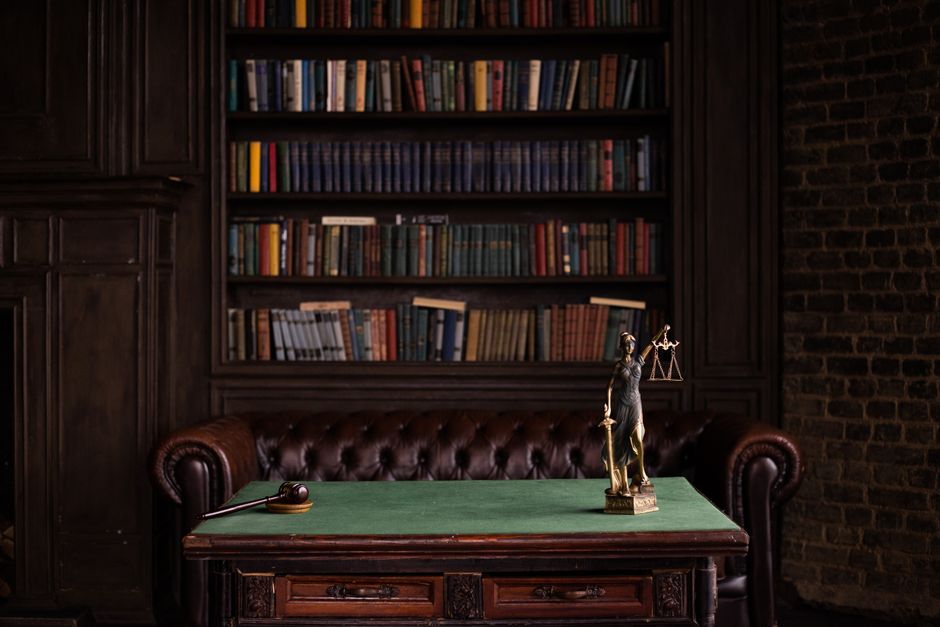 Bankruptcy attorney consulting with a client in an Illinois law office