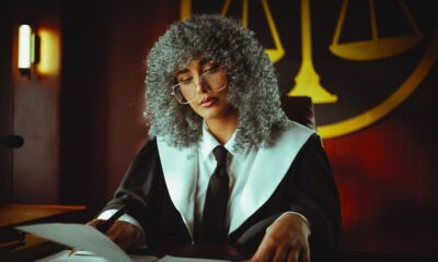 Criminal defense lawyer in Florida discussing a case with a client in a courtroom setting