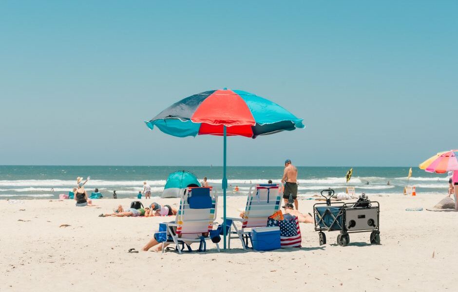 Family enjoying an affordable beach vacation in the USA under $2000