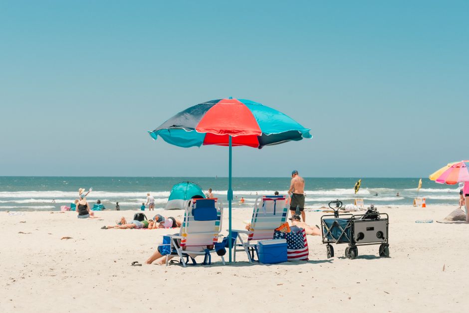 Family enjoying an affordable beach vacation in the USA under $2000